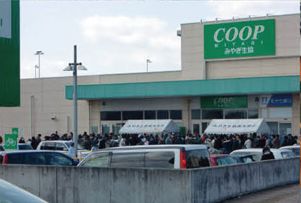 震災の翌日から市街地のスーパーでは多くの買い物客が行列をつくった