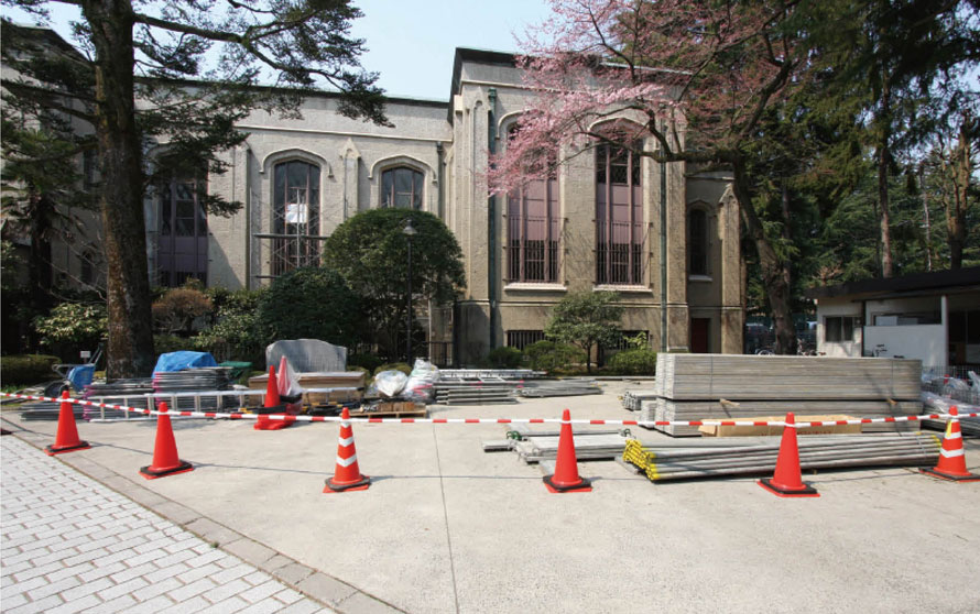 4月、復旧工事用の資材が本館前ロータリー脇、礼拝堂前の駐車場に積み上げられる
