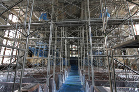 礼拝堂内部の修復工事は、全体的に足場を組み、天井部分全ての化粧板の張り替えが行われた