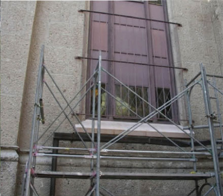 ガラスの張り替えも終わり足場の解体が始まった礼拝堂