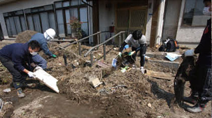 初期のボランティア要請は圧倒的にがれきの撤去や流出物の片付け、泥カキなどだった。七郷地区の民家の片付け作業に出動した学生ボランティアたち