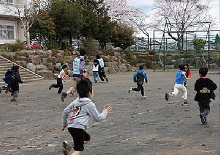 多賀城市の小学校・児童館の要請に応え、なかなか外遊びの出来ない子どもたちの遊び相手を買って出たボラステスタッフ