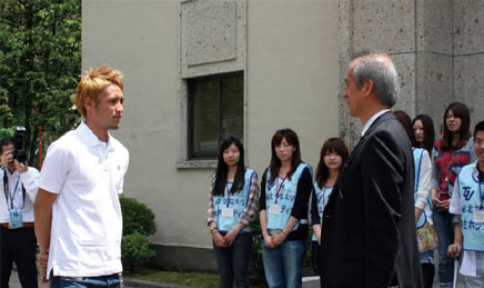 6月14日、サッカー日本代表選手の細貝萌選手が被災地の子ども達を訪問。ボラステを激励した後、東六郷小学校と六郷小学校の子どもたちと一緒に給食を食べ、サッカーのミニゲームでふれあった