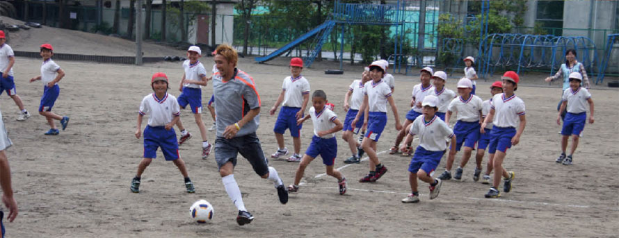 6月14日、サッカー日本代表選手の細貝萌選手が被災地の子ども達を訪問。ボラステを激励した後、東六郷小学校と六郷小学校の子どもたちと一緒に給食を食べ、サッカーのミニゲームでふれあった
