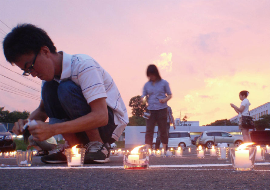 7月11日、多賀城キャンパスでキャンドルナイトを開催。当日は、学生、教職員をはじめ、本学附属幼稚園の先生や園児、近隣地域の方々も訪れた。このキャンドルナイトは震災後4ヵ月目で、追悼の意を込めて行なわれたもの。夕方6時30分からキャンドルが並べられ、7時過ぎには全てのキャンドルが灯り、多賀城キャンパス1号館前の駐車場に「絆」という字が浮かびあがった。この企画は、東北学院大学と立命館大学、関西学院大学でそれぞれキャンドルを灯し、その想や希望の光を集めて被災地へ届けようというもので、各大学での様子はSkype中継で繋いで、学生同士の交流というイベントも開催された