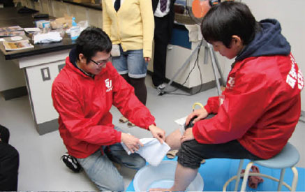 初夏以降、多賀城市や山元町、七ヶ浜町の仮設住宅で「足湯」ボランティアを継続実施中。2012年1月には東北学院高校の生徒たちへの「足湯」ボランティアの実践講座が開催された 