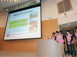 2011年12月16-17日の2日、大学間連携災害ボランティアネットワーク主催によるシンポジウム「東日本大震災と学生ボランティアの役割―大学間連携による取り組みとその課題―」が、土樋キャンパスの押川記念ホールで開催された。参加大学は14大学。震災から9ヵ月、夏ボラ参加大学がいかに被災地で活動したか報告が行われた。またパネルディスカッションでは被災地でボランティアを受け入れた方々の話に聞き入った