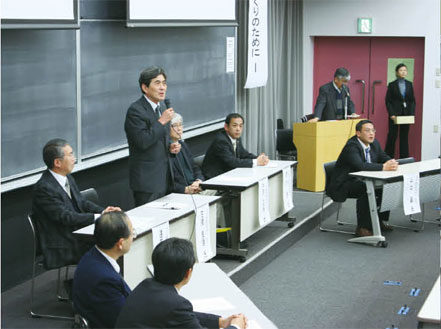 12月10日、多賀城市と本学の共催により、多賀城キャンパスで開催された市民フォーラム。東日本大震災後の安全なまちづくりについて、工学部教授陣の研究成果や提言が行われた