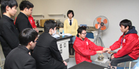 【ボラステ】東北学院高等学校で本学大学生から足湯とハンドマッサージの実演講義を開催