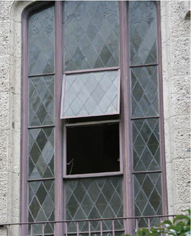 地震の揺れでラーハウザー記念礼拝堂のガラスが破損。内部では一部天井が落下した