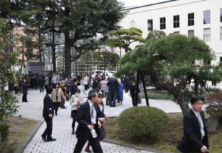 本館前ロータリーから避難誘導に従ってテニスコートに避難する。この時点で停電のため地震の被害状況、津波などの情報はまだ伝えられていなかった