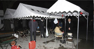 土樋キャンパス本館前には災害対策本部のテントが設営された