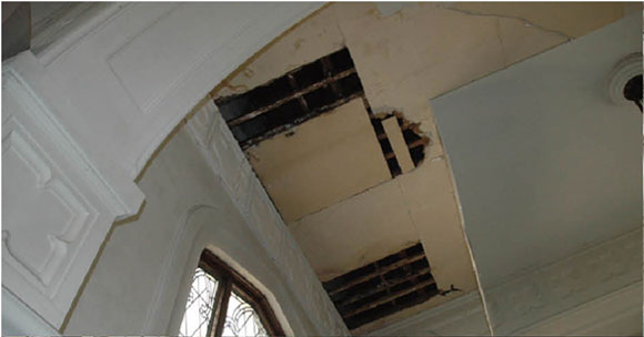 土樋キャンパス　ラーハウザー記念礼拝堂の内部。天井の一部が落下