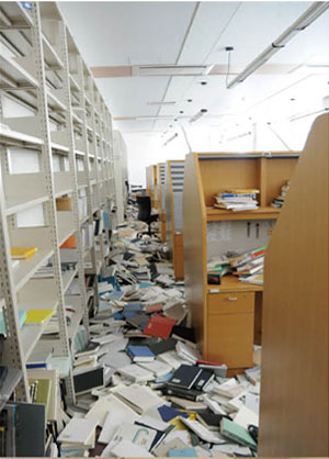 法科大学院棟の演習室ではほとんどの書籍が落下した