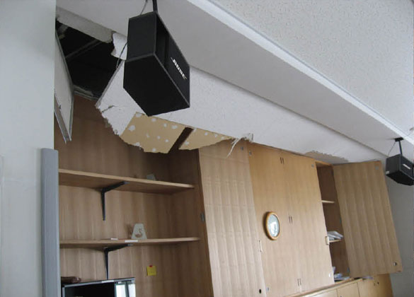 教室の照明や機材なども落下や転倒で大きな被害を受けた