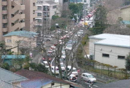 震災の翌日から市街地のスーパーでは多くの買い物客が行列をつくった