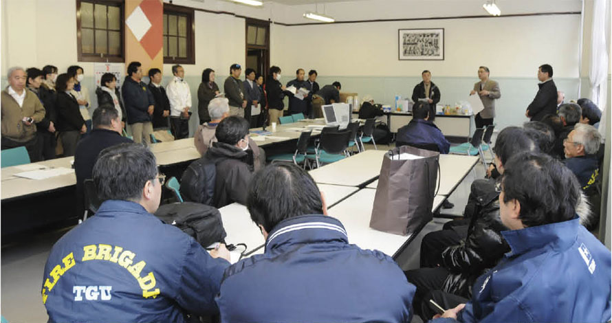 本館会議室での災害対策本部会議。多賀城・泉、中・高、榴ケ岡、幼稚園の情報は電話の連絡のみの状況だった