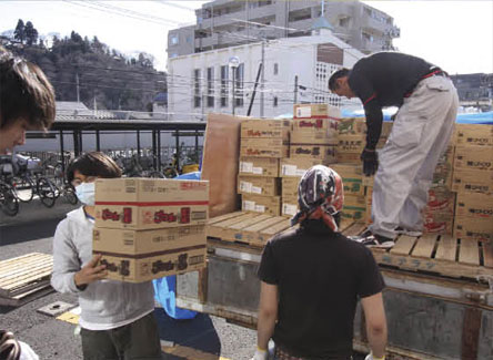 青山学院大学からの支援物資は震災当日から津波被害を受けた多賀城市・塩釜市周辺住民の避難所となっていた多賀城キャンパスにも届けられた