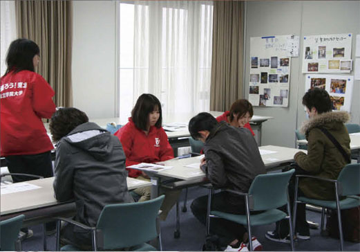 後日、「東北学院大学災害ボランティアステーション」として設置されることになる、学生たちによるボランティア募集の様子