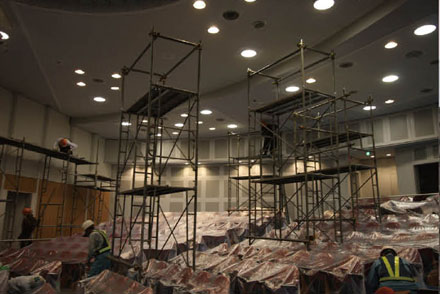 8号館　押川記念ホールの修復は中央から足場を組んで天井部分の張り替えが行われた