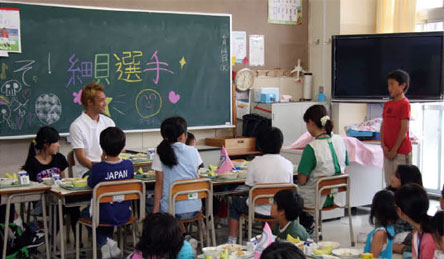 6月14日、サッカー日本代表選手の細貝萌選手が被災地の子ども達を訪問。ボラステを激励した後、東六郷小学校と六郷小学校の子どもたちと一緒に給食を食べ、サッカーのミニゲームでふれあった