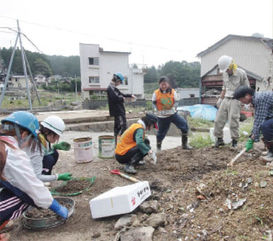 津波被害で家屋が流された唐桑・鮪立（しびたち）地区のがれき撤去、土壌の清掃（土の中の金属類、ガラス片、プラスチック、木片などを分別）活動