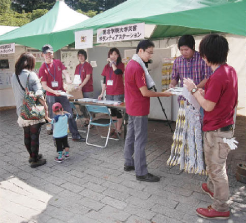 地元放送局の依頼により、夏祭りで「東北学院大学災害ボランティアステーション」の活動をアピール。会場のゴミの分別作業のスタッフとしても貢献した 