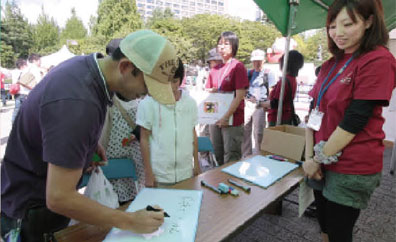 地元放送局の依頼により、夏祭りで「東北学院大学災害ボランティアステーション」の活動をアピール。会場のゴミの分別作業のスタッフとしても貢献した 