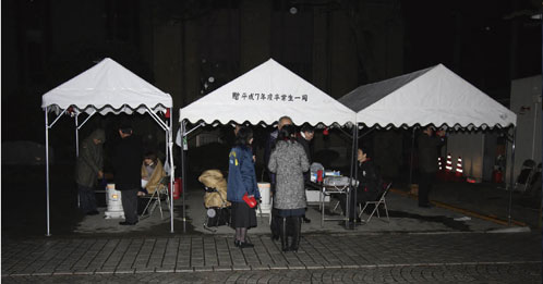 本館正門前に対策本部のテントが設置された