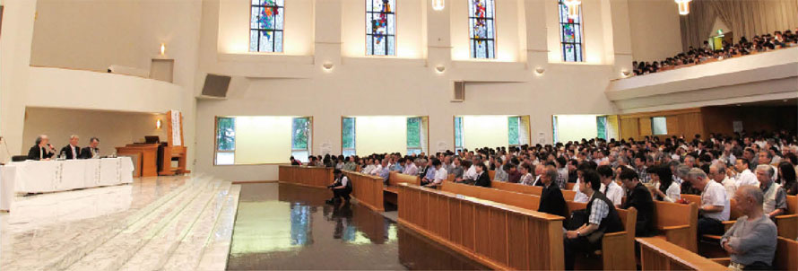 6月18日、泉キャンパス礼拝堂において、経済評論家・内橋克人氏を招き「復活と創造　東北の地域力」をテーマに基調講演。引き続き第二部では、内橋氏と河北新報社・一力雅彦社長、星宮望学長との鼎談が開催された。この講演には、ボランティアステーションの学生が多数運営に関わった