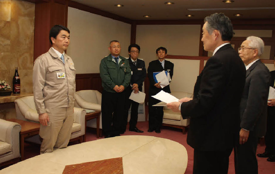 5月12日、星宮学長が仙台学長会議代表として村井嘉浩宮城県知事に提言書を提出（宮城県庁知事応接室）