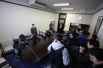 マスコミ関係者に説明する植松入試部長
