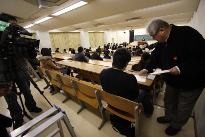 受験生に試験問題を配付する様子