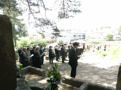校祖墓前礼拝の様子（北山墓地）