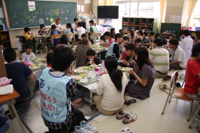 東六郷小学校の生徒と給食を食べました