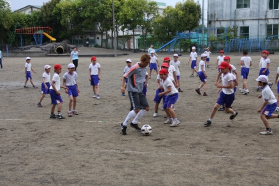 六郷小学校の生徒と体育の授業をしました（細貝選手中央）