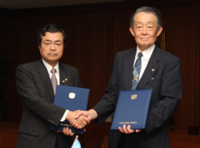 協定を結んだ、鎌田宏会頭（左）と星宮望学長（右）