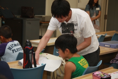 学生が熱心に学習支援をしています