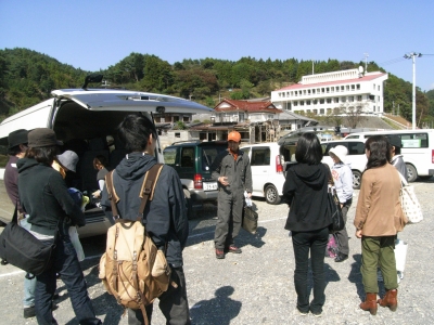 牡鹿半島の鮎川にある牡鹿総合支所に隣接する体育館から文化財を運び出します。全14名が参加。