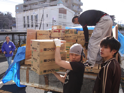 届けられた支援物資を運ぶ本学学生ボランティア